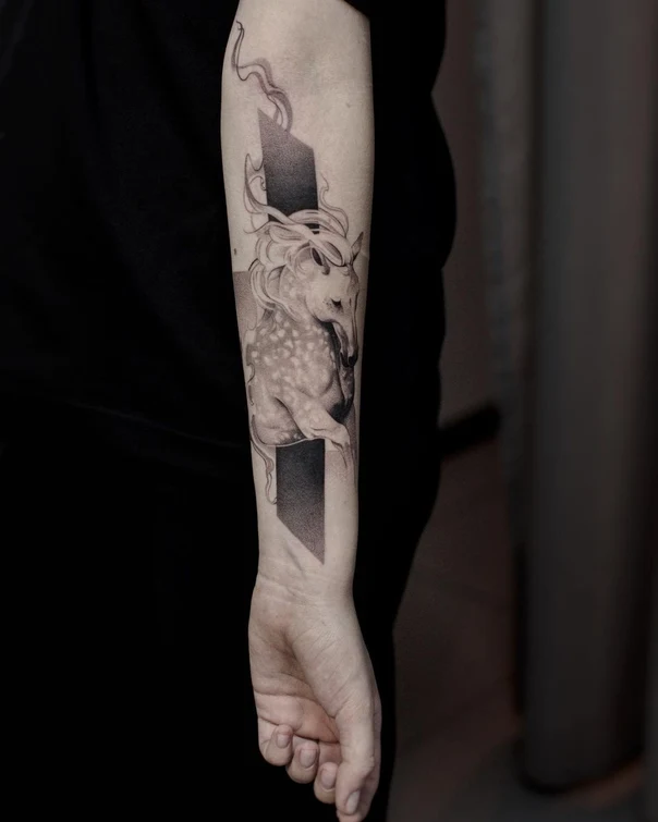 Чёрно-серая Horse, Abstract tattoo на Предплечье