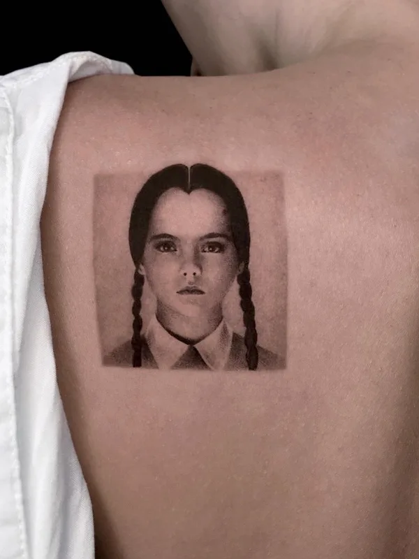 black and grey portrait Tatuaggio su shoulder blade #49157 | Tatuatore Karen Tsvetnoy