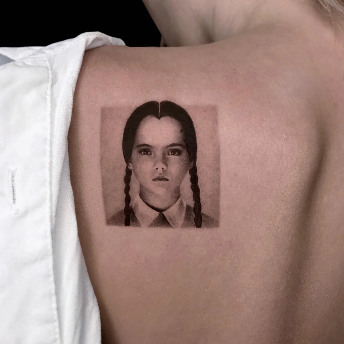 Tatuaggio miniaturizzato di Wednesday Addams di Karen Tsvetnoy