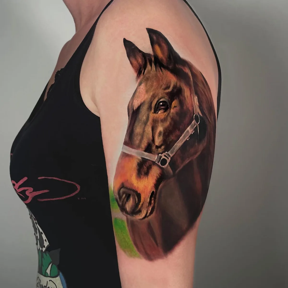 Cavallo tatuaggio realistico di Karen Tsvetnoy