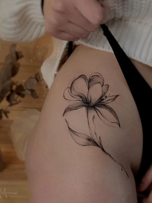 female black and grey fineline татуировка на thigh #49171 | Тату мастер Art.nema