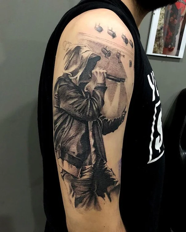 Реализм Person, Microphone tattoo на Плечо
