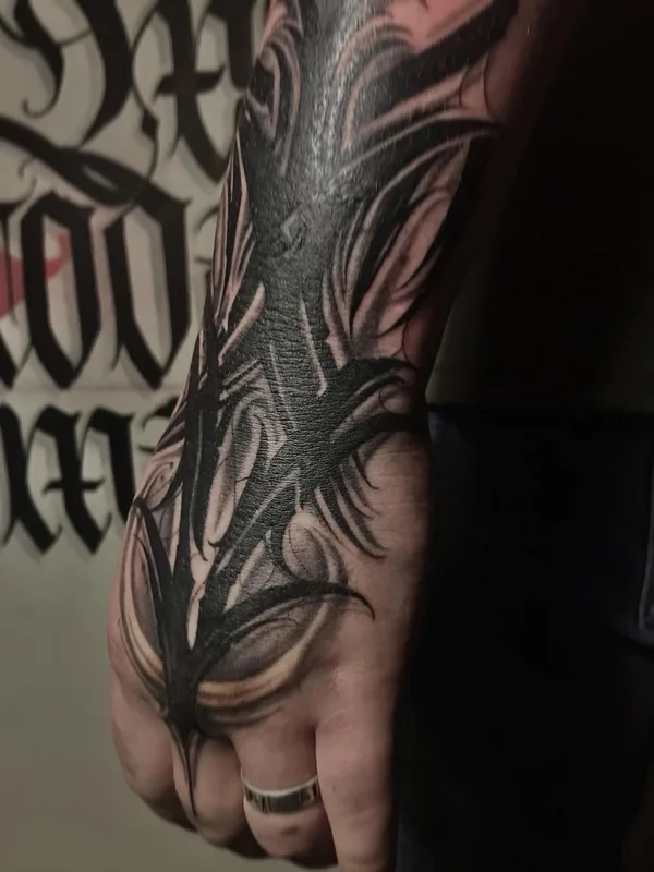 black and grey blackwork tatuaje en back of hand #49281 | Tatuador Стас Каниовский