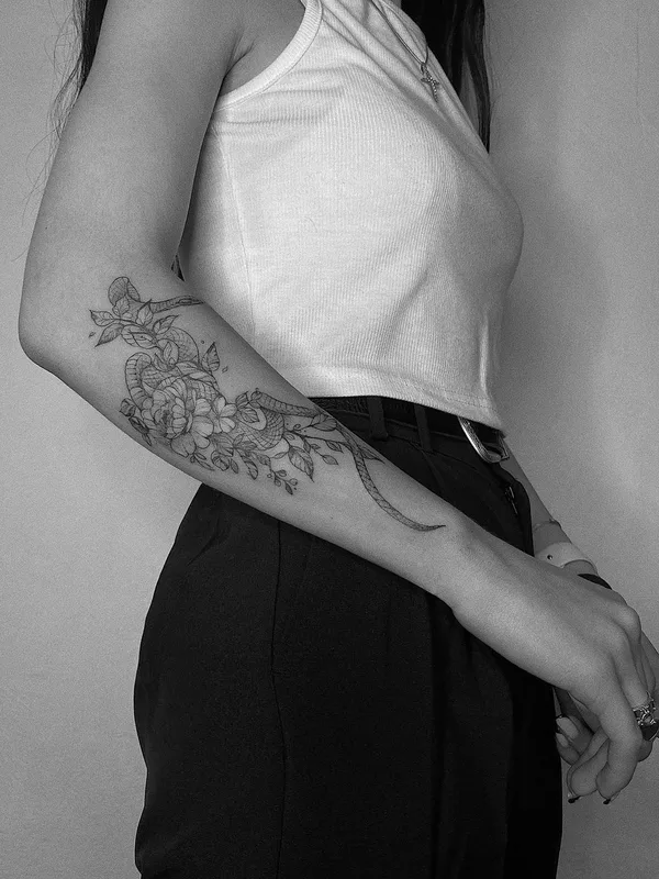 female black and grey linework татуировка на forearm #49294 | Тату мастер Darina Bondarenko