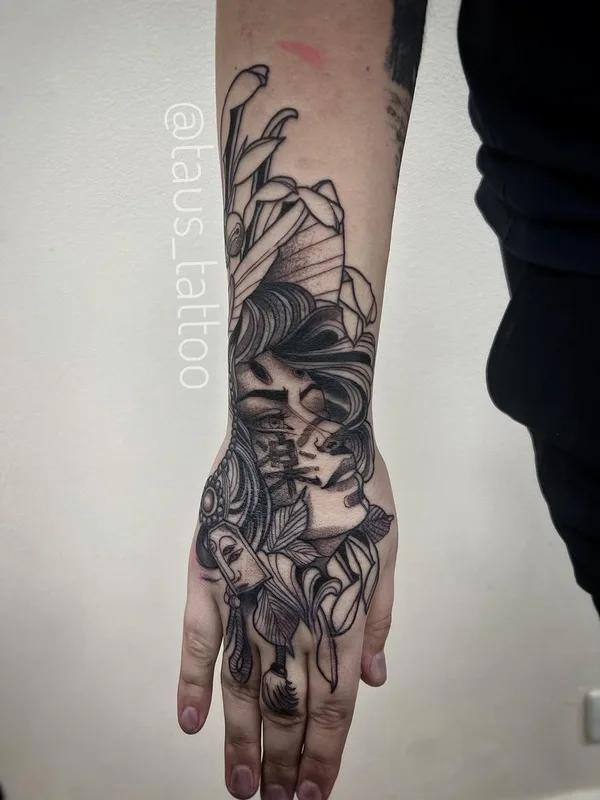 black and grey blackwork 纹身 在 hand #49342 | 纹身师 Александр Таус