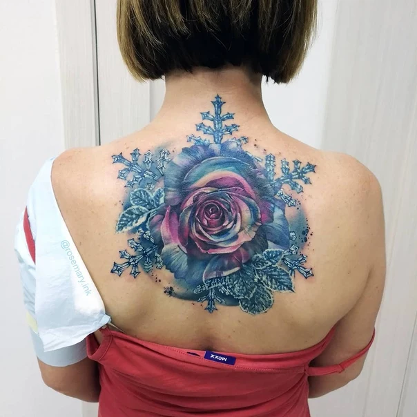 Акварель Rose, Snowflake tattoo на Верхняя часть спины