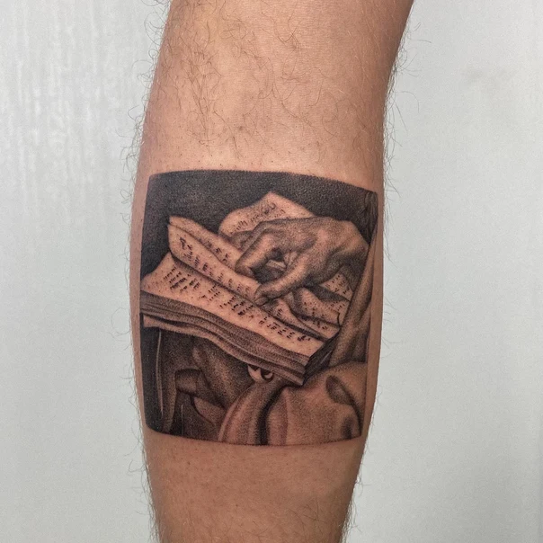 Реализм Hands, Book tattoo на Икра