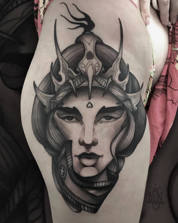 Чёрно-серая Face, Crown tattoo на Бедро