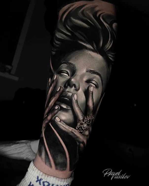 Реализм Portrait, Hands tattoo на Предплечье