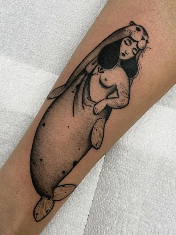 female black and grey blackwork Tatuaggio su forearm #61010 | Tatuatore Camomila