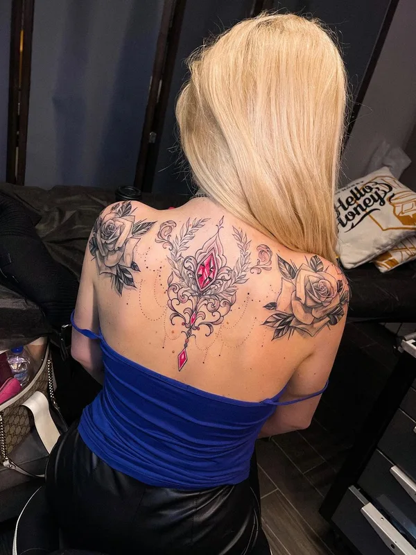 female color ornamental tattoo auf upper back #61131 | Tätowierer Аня Дарбицкая