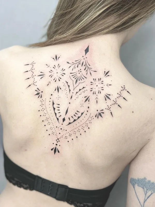 female black ornamental 纹身 在 upper back #61146 | 纹身师 karentattooart