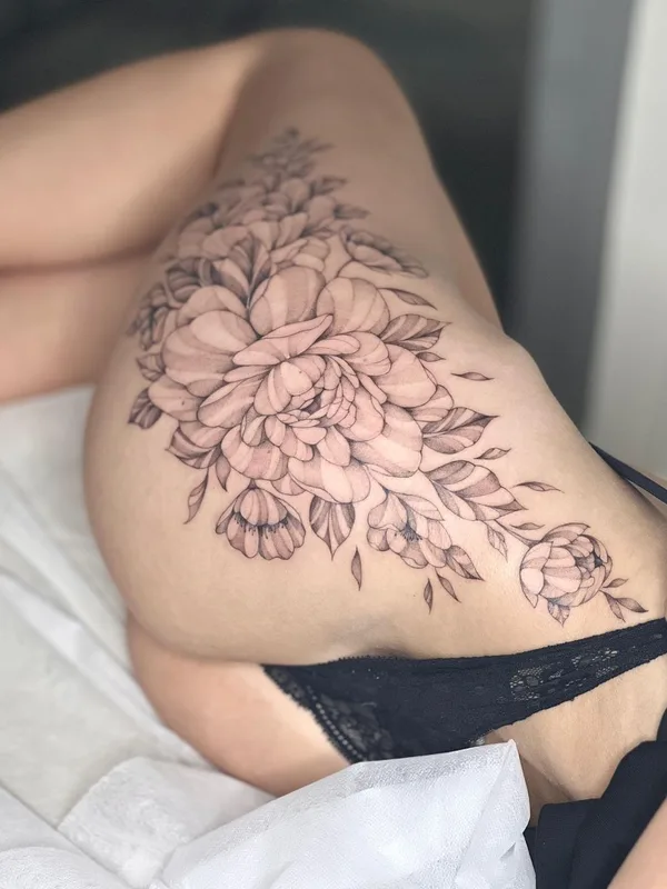 female black and grey botanic tattoo auf hip #61180 | Tätowierer Yana Yakovyna