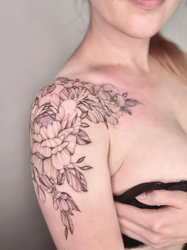 female black and grey fineline tattoo auf shoulder #61176 | Tätowierer Yana Yakovyna