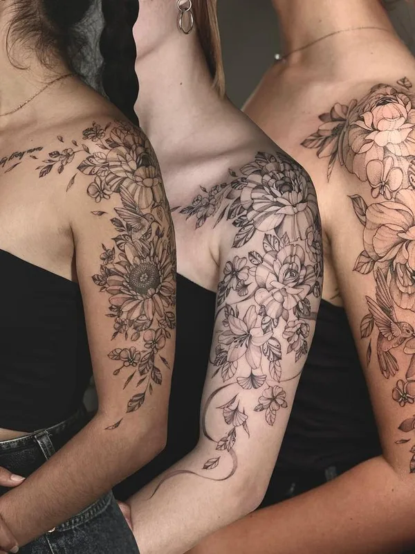 female black and grey fineline tattoo auf shoulder #61178 | Tätowierer Yana Yakovyna