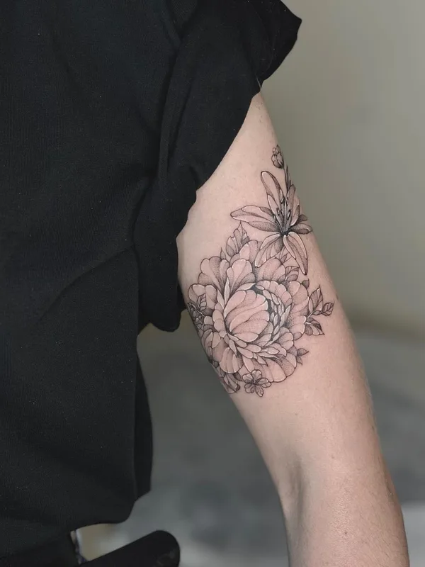 black and grey botanic tattoo auf upper arm #61174 | Tätowierer Yana Yakovyna