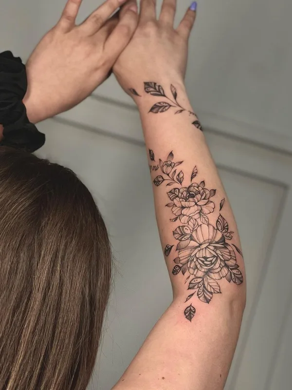 female black and grey fineline tattoo auf forearm #61177 | Tätowierer Yana Yakovyna