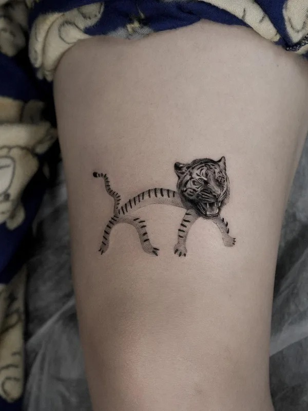black and grey realism 纹身 在 thigh #61519 | 纹身师 Heo Metri