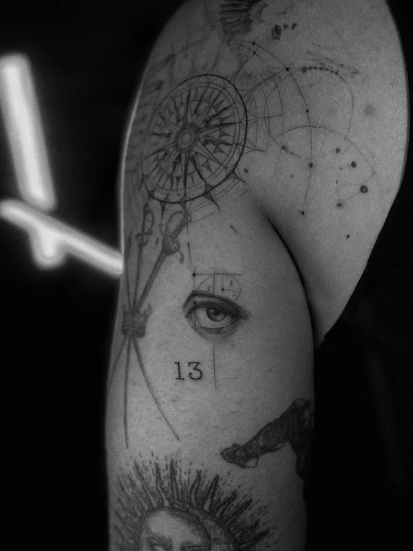 black and grey sketch 纹身 在 upper arm #61523 | 纹身师 Heo Metri