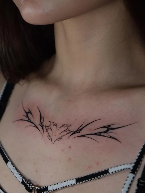 female black blackwork 纹身 在 sternum #61522 | 纹身师 Heo Metri