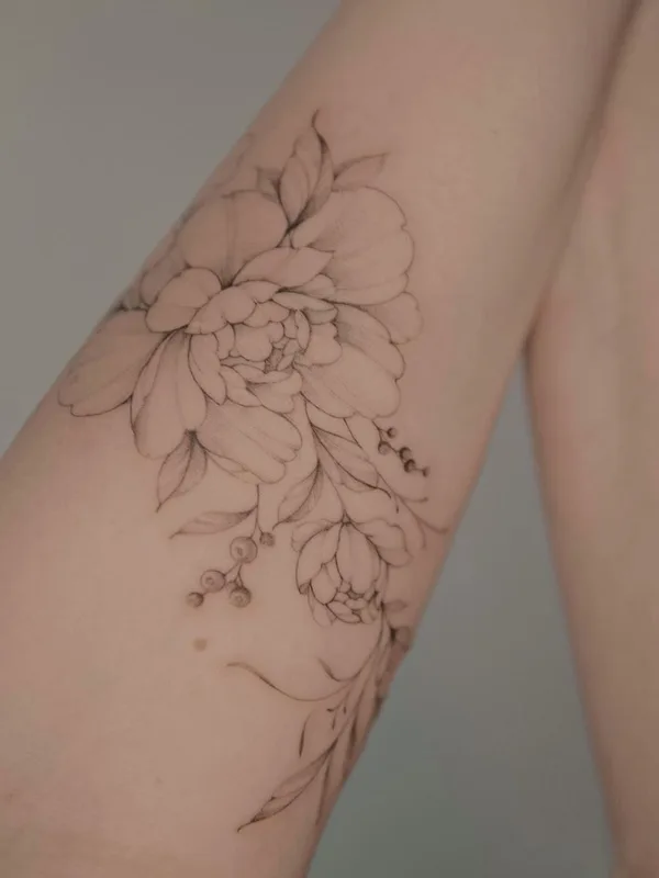 female black fineline 纹身 在 upper arm #61610 | 纹身师 hhx9inx