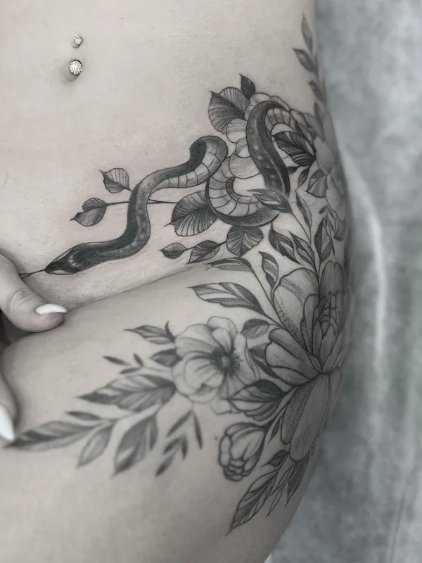 female black and grey black and grey tattoo auf hip #62679 | Tätowierer Gagik Mkrtchyan