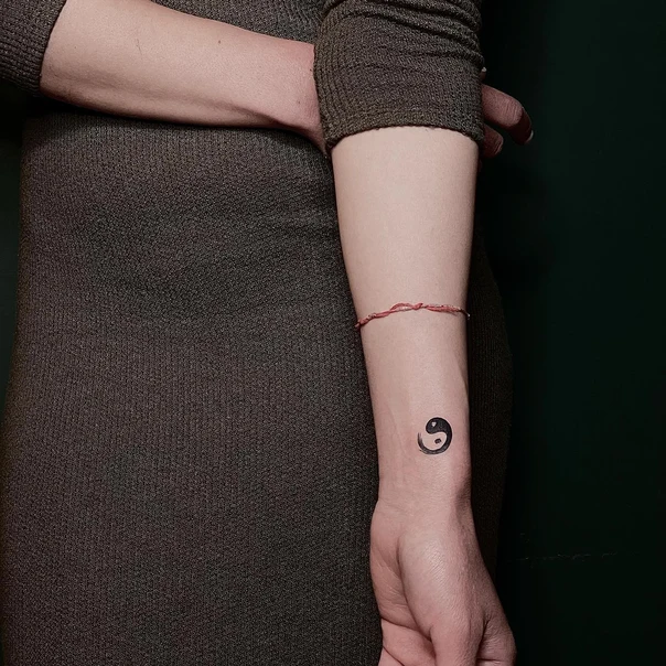 Минимализм Yin yang tattoo на Запястье