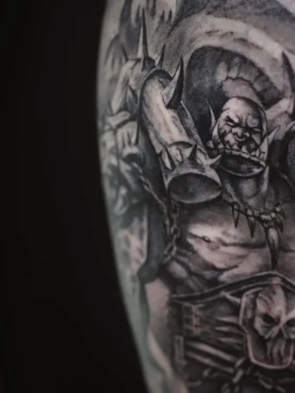 black and grey realism Tatuagem em bicep #62867 | Tatuador Алексей Володин