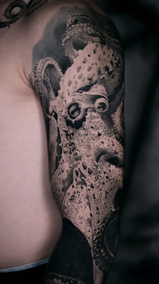 Чёрно-серая Octopus tattoo на Полный рукав