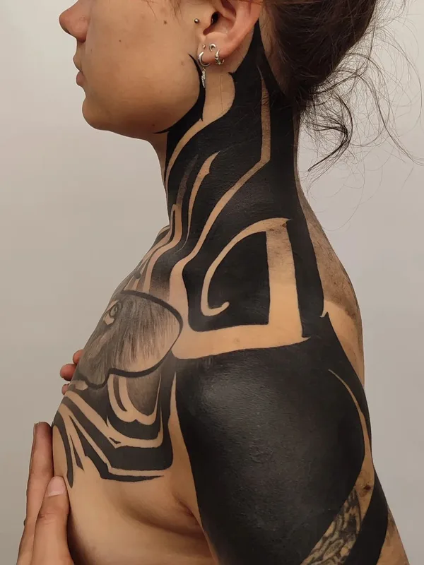 female black blackwork 纹身 在 neck #63048 | 纹身师 Jordan Corneil