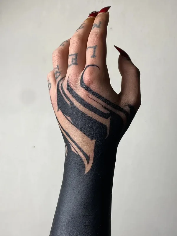 black blackout 纹身 在 hand #63042 | 纹身师 Jordan Corneil