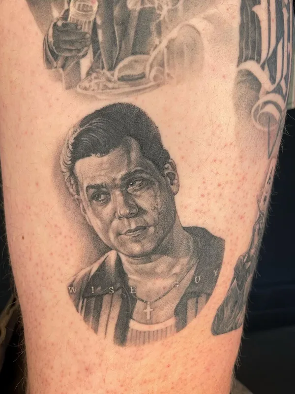 black and grey realism tatouage sur thigh #63079 | Artiste tatoueur Rasty Knayles