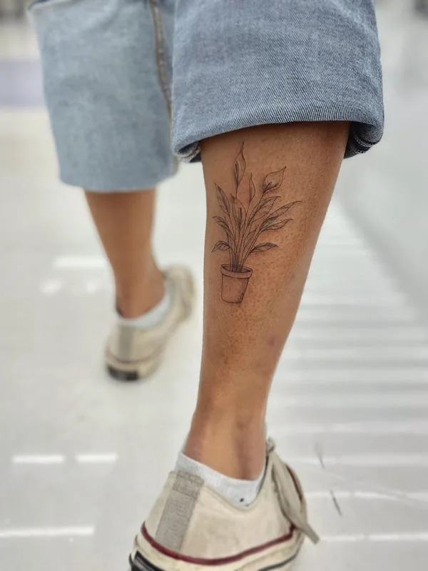 black linework 纹身 在 calf #63358 | 纹身师 Carla R