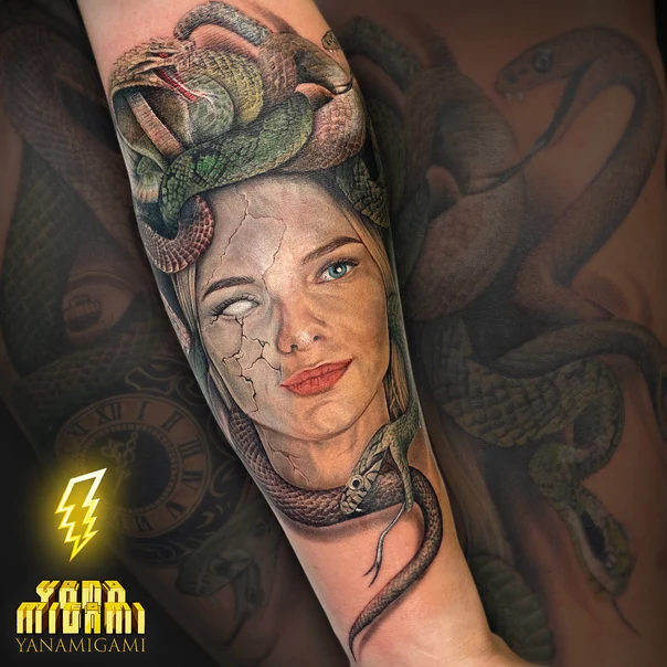 Реализм Medusa, Snake tattoo на Предплечье
