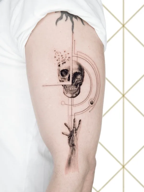 black and grey blackwork татуировка на bicep #63486 | Тату мастер monsieur.slow