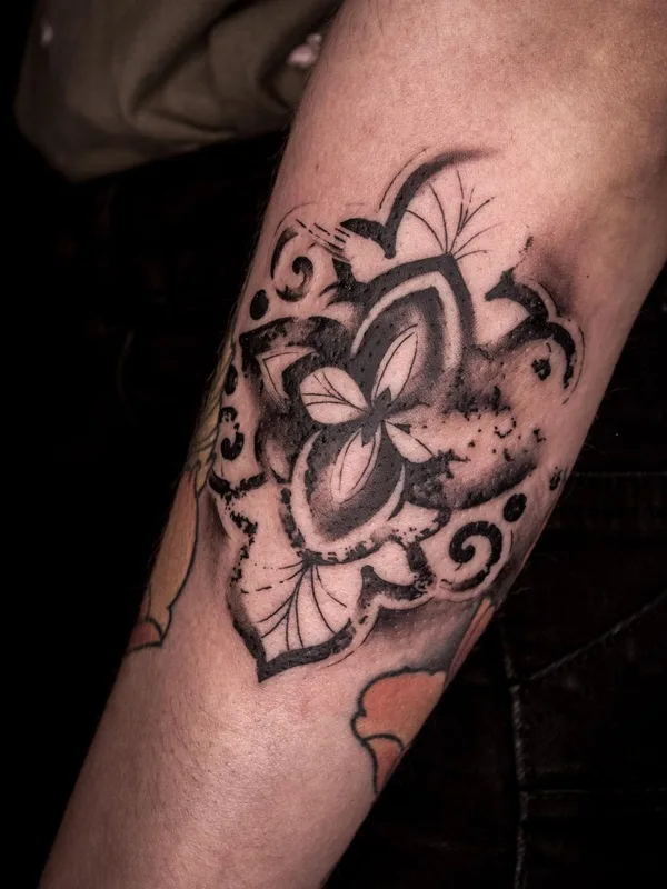 black and grey mandala Tatuaggio su forearm #63565 | Tatuatore Антон Глухих