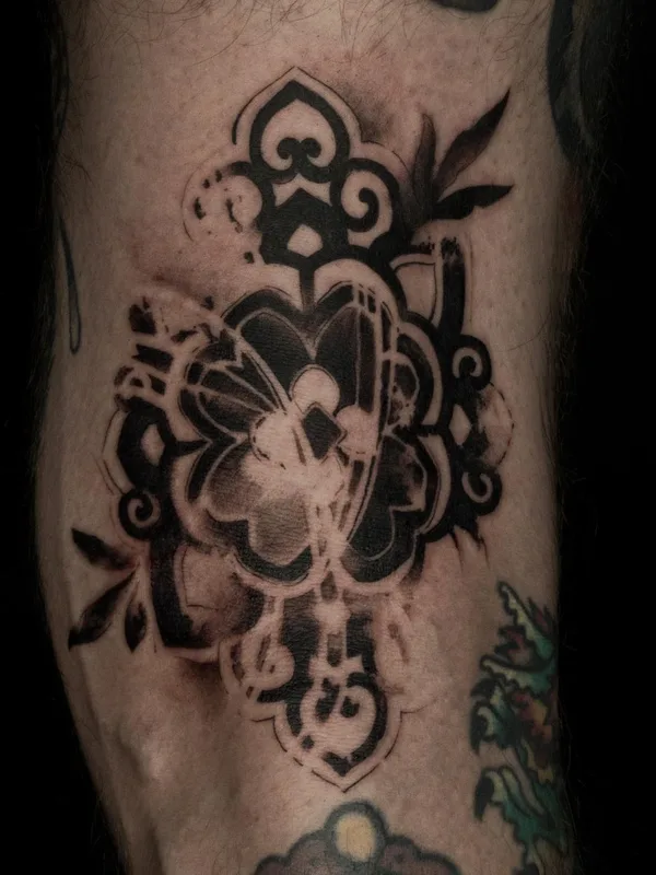 black blackwork Tatuaggio su thigh #63564 | Tatuatore Антон Глухих