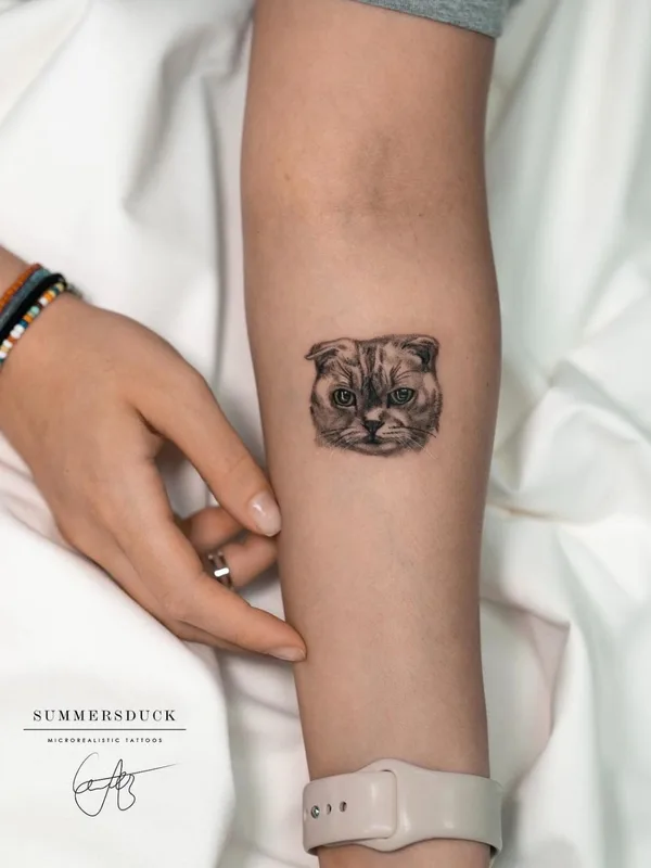 female black&gray animal, microrealism, pet Tatuagem em forehand #63848 | Tatuador Анна Селезнева