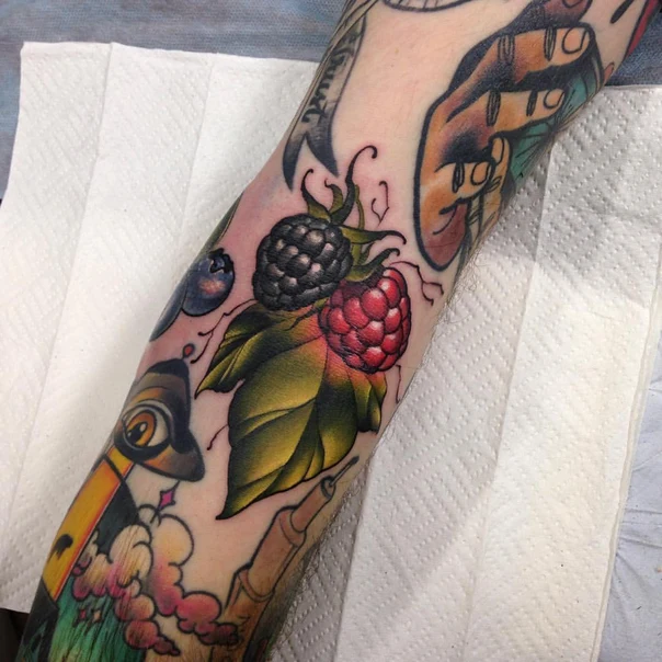 Традиционная Berries, Leaves tattoo на Предплечье