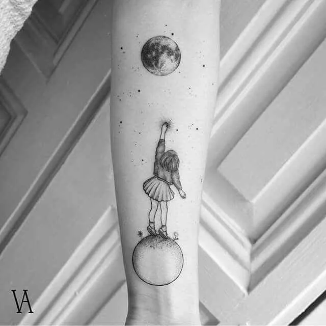 Tattoo artist Violeta Arus Dotwork , linework black tattoo , minimalism