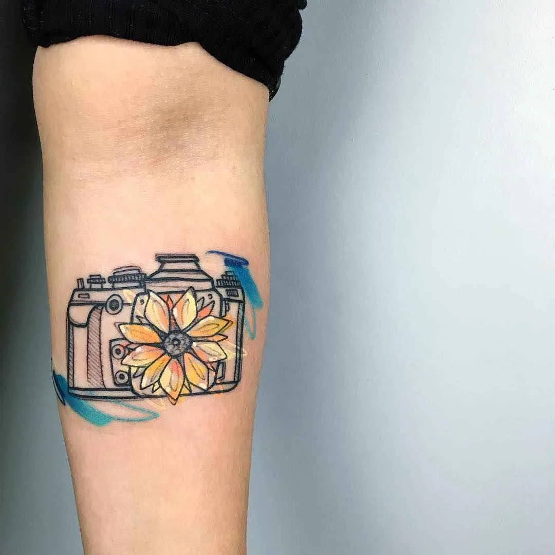 Tatuatore Luca Testadiferro disegno a colori tatuaggio a tratto