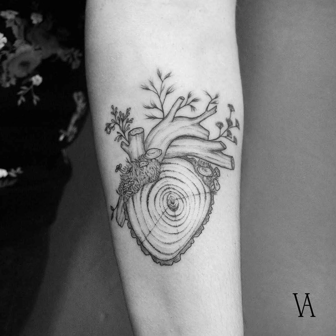 Tattoo artist Violeta Arus Dotwork , linework black tattoo , minimalism