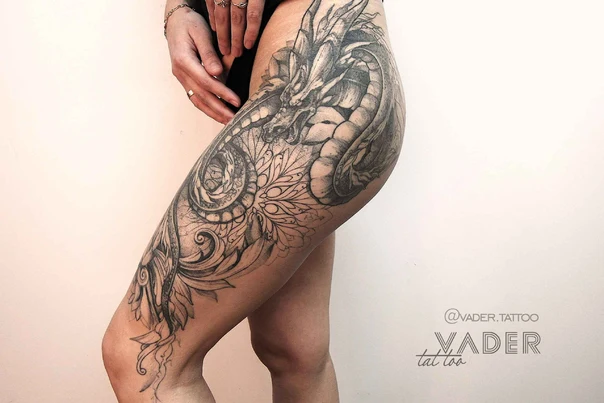 Блэкворк Dragon, Floral tattoo на Бедро