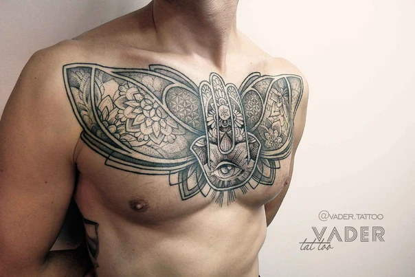Орнаментальная Mandala, Hamsa tattoo на Грудь