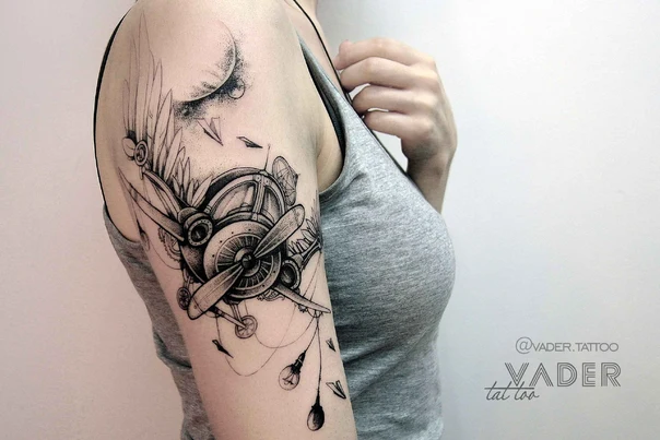 Блэкворк Airplane, Lightbulb tattoo на Плечо