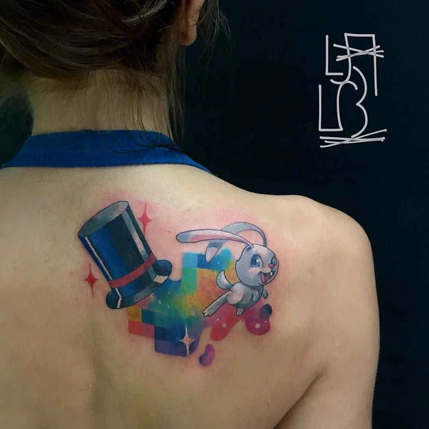 Cartoon Rabbit, Hat tattoo на Лопатка