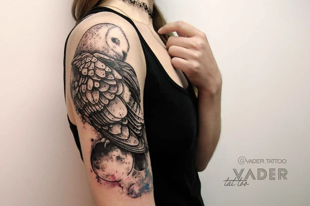 Блэкворк Owl, Moon tattoo на Плечо
