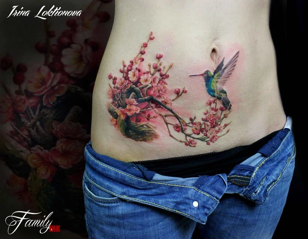 Реализм Hummingbird, Flowers tattoo на Живот