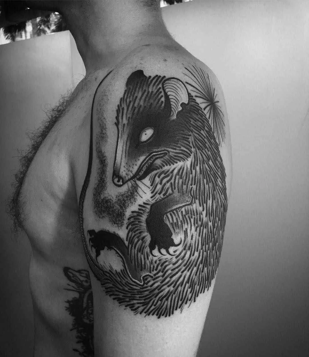 Artista de tatuagem Laura Yahna cria estilo de tatuagem blackwork | Alemanha, EUA