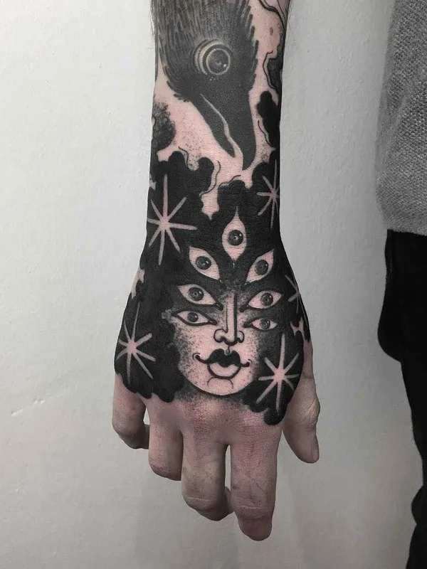 black blackwork Tatuagem em hand #16838 | Tatuador Laura Yahna